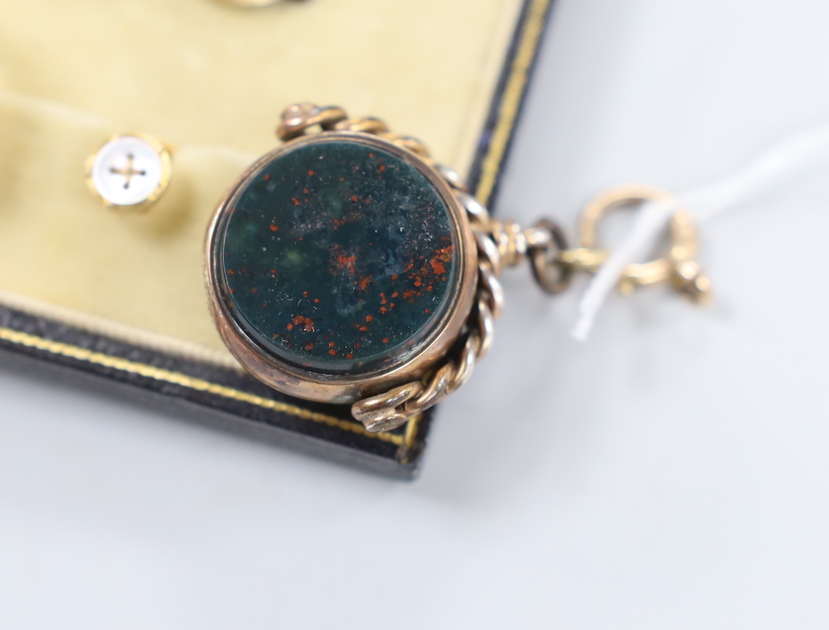 A late Victorian yellow metal, citrine and split pearl cluster set oval pendant brooch, 36mm, a Greek 875 yellow metal and simulated pearl ring, a chalcedony set spinning fob seal, a cased 9ct and mother of pearl eight p